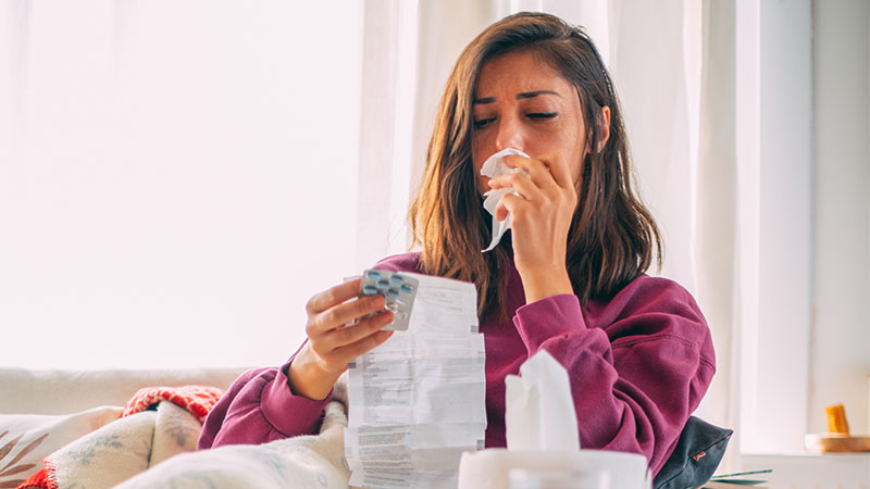 Doente a ler o folheto do medicamento
